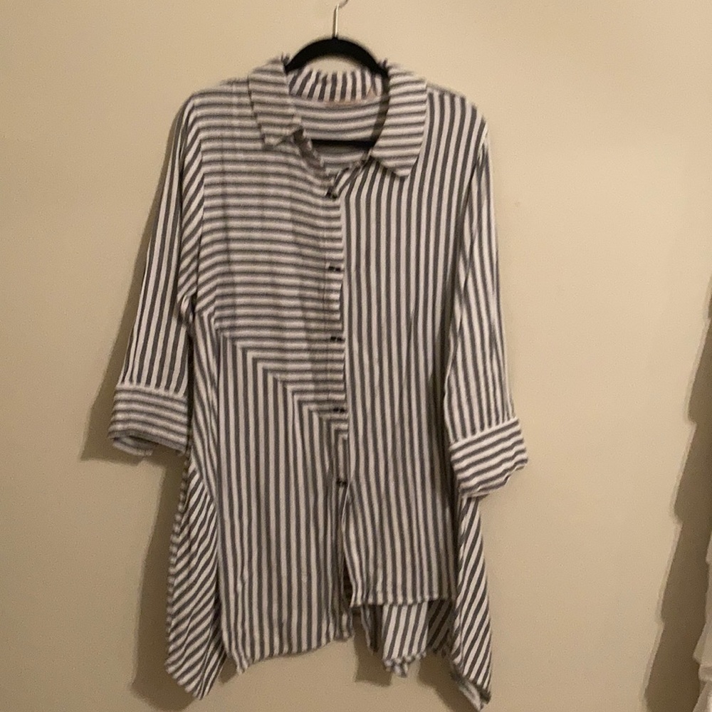 Asymmetric black and white top